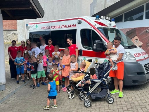 Sala Biellese, Croce Rossa e Carabinieri incontrano i bambini del Centro Estivo - Foto pagina Facebook Croce Rossa Italiana - Sezione Biella