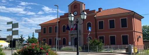 Nella piazzetta antistante il Comune l'inaugurazione della panchina rossa -foto pagina Facebook Comune di Castelletto Cervo