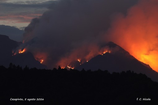 Incendio in Valsessera, la pioggia non basta: operazioni ancora in corso - Foto Claudio Nicola