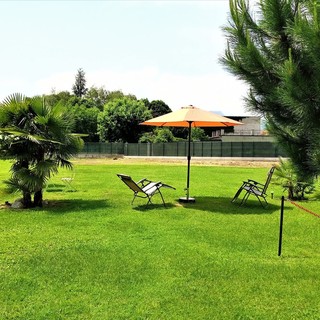 Area verde attrezzata e totale relax alla piscina-palestra Armonia in Equilibrio, prima e dopo gli allenamenti