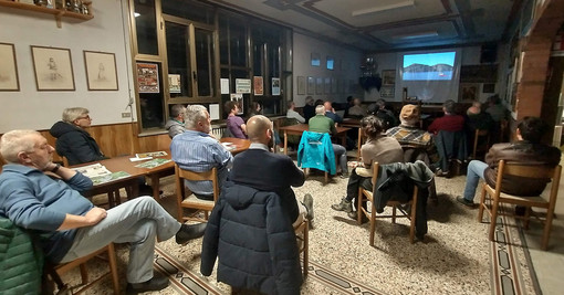 Un momento della partecipata seconda serata del corso di apicoltura.
