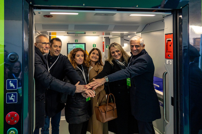 Trasporti, in Piemonte nuovo treno elettrico a doppio piano Trasporti, in Piemonte nuovo treno elettrico a doppio piano