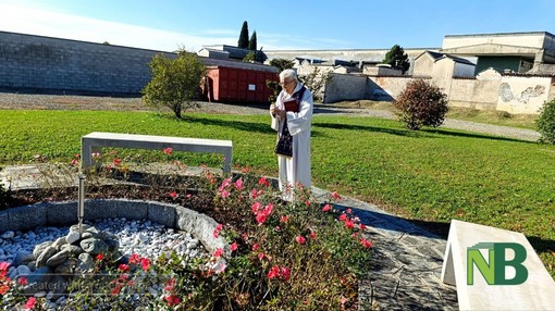 Biella, commozione e raccoglimento al tempio crematorio: celebrata la cerimonia in memoria dei defunti - Foto Baù per newsbiella.it Biella, commozione e raccoglimento al tempio crematorio: celebrata la cerimonia in memoria dei defunti - Foto Baù per newsbiella.it