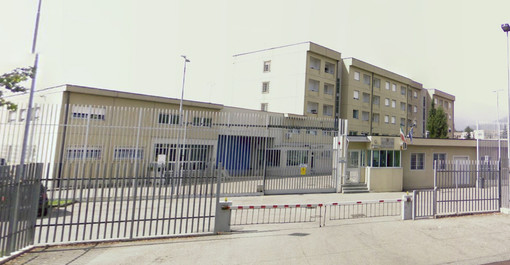 Biella: Detenuto sputa in faccia all’agente di servizio e devasta cella