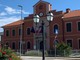 Nella piazzetta antistante il Comune l'inaugurazione della panchina rossa -foto pagina Facebook Comune di Castelletto Cervo