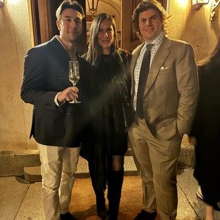 La giornalista Chiara Osnago Gadda, event manager di Evolution Horizon Award, alla serata di presentazione della nuova collezione “Diva”, tra Giacomo Scarcia e Riccardo Zegna Baruffa