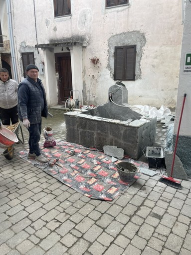 I ragazzi della Comunità AISE di Caprile restaurano la fontana della Frazione Persica