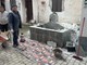I ragazzi della Comunità AISE di Caprile restaurano la fontana della Frazione Persica