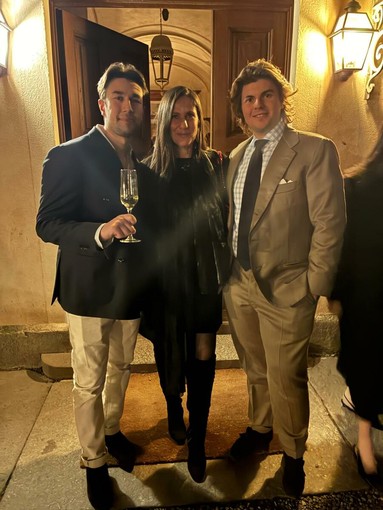 La giornalista Chiara Osnago Gadda, event manager di Evolution Horizon Award, alla serata di presentazione della nuova collezione “Diva”, tra Giacomo Scarcia e Riccardo Zegna Baruffa