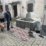 I ragazzi della Comunità AISE di Caprile restaurano la fontana della Frazione Persica I ragazzi della Comunità AISE di Caprile restaurano la fontana della Frazione Persica