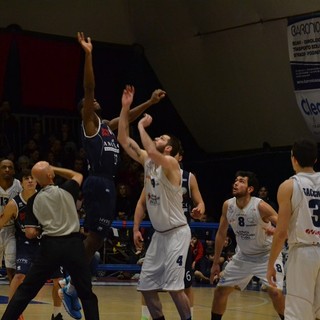 Basket- Gli errori di Laquintana e De Vico condizionano il match