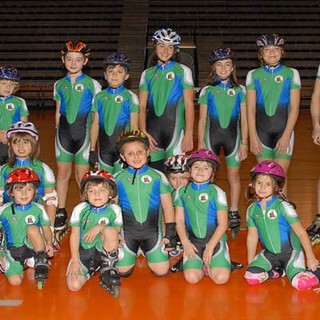 I pattinatori della società La Marmora con la direttrice tecnica Paola Buzzo