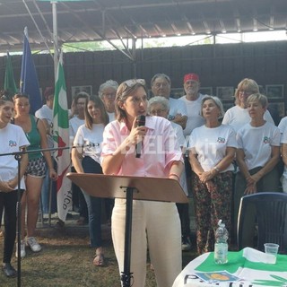 Bagno di folla a Pray per Elly Schlein, focus su servizi e sanità: “Servono investimenti per contrastare lo spopolamento” FOTO e VIDEO