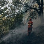 Dilagano le fiamme in Valsessera: cinque presidi per fermarne l'avanzata - Foto pagina Facebook AIB Bruzolo, impegnati nell'area di Coggiola Dilagano le fiamme in Valsessera: cinque presidi per fermarne l'avanzata - Foto pagina Facebook AIB Bruzolo, impegnati nell'area di Coggiola