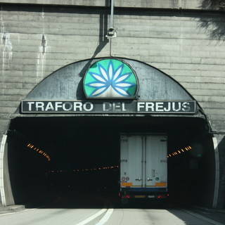 Dal Nord/Ovest, incidente al traforo del Frejus: coinvolti quattro tir, traffico in tilt Dal Nord/Ovest, incidente al traforo del Frejus: coinvolti quattro tir, traffico in tilt