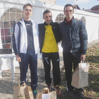 Il podio della gara di Lenta: Andrea Nicolo (3°), il vincitore Alessandro Pisani e Marco Bertona (2°) (Foto Alessandro Zingarelli) Il podio della gara di Lenta: Andrea Nicolo (3°), il vincitore Alessandro Pisani e Marco Bertona (2°) (Foto Alessandro Zingarelli)