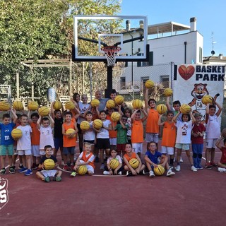 Sport e solidarietà: il Teens regala 50 palloni alla Scuola Basket Faenza Sport e solidarietà: il Teens regala 50 palloni alla Scuola Basket Faenza
