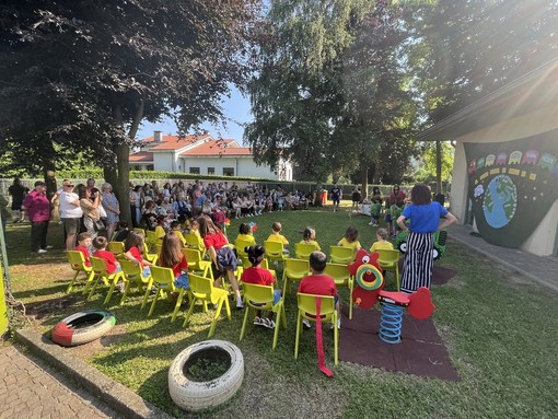 Tollegno, festa di fine anno all'asilo ""Il mondo dentro e fuori di me" Tollegno, festa di fine anno all'asilo ""Il mondo dentro e fuori di me"
