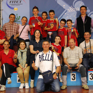il gruppo del TT Biella sul podio di Terni festeggia il titolo di Campione d'Italia a squadre