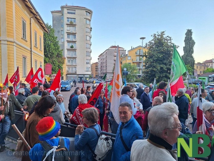 Biella, fiaccolata della Liberazione nei luoghi della memoria cittadina - Foto e Video Nicola Rasolo per newsbiella.it
