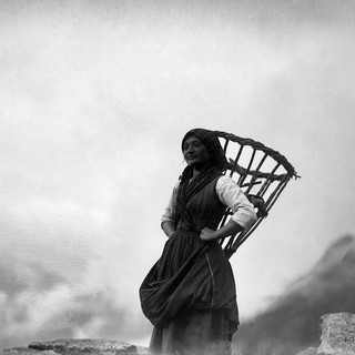 Foto d’archivio e i mestieri d’un tempo: la portatrice di pietre nella Valle di Andorno - Copyright Fondazione Sella 2024.