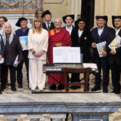 Nell’immagine: le «Voci di Su Nuraghe» prima del concerto, insieme al Lama del monastero di Graglia, alla Viceprefetto vicario di Biella e al Sindaco di Graglia.