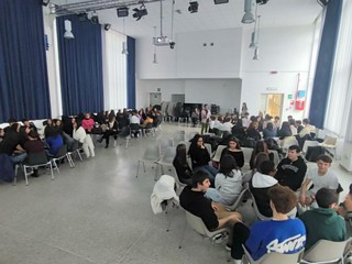 Al Liceo “A. Avogadro” 20 classi impegnate nella gara letteraria “Per un pugno di libri” Al Liceo “A. Avogadro” 20 classi impegnate nella gara letteraria “Per un pugno di libri”