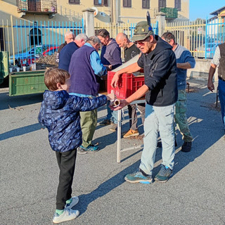 Benna, gli Alpini portano la castagnata nelle scuole del paese