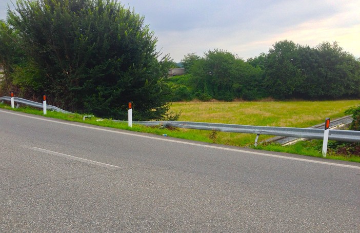 Pollone, perde il controllo dell'auto e finisce contro il guardrail, foto archivio Pollone, perde il controllo dell'auto e finisce contro il guardrail, foto archivio