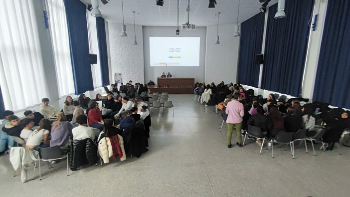 Al Liceo “A. Avogadro” 20 classi impegnate nella gara letteraria “Per un pugno di libri” Al Liceo “A. Avogadro” 20 classi impegnate nella gara letteraria “Per un pugno di libri”