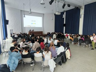 Al Liceo “A. Avogadro” 20 classi impegnate nella gara letteraria “Per un pugno di libri” Al Liceo “A. Avogadro” 20 classi impegnate nella gara letteraria “Per un pugno di libri”