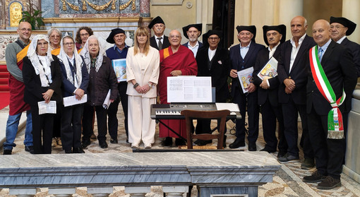 Nell’immagine: le «Voci di Su Nuraghe» prima del concerto, insieme al Lama del monastero di Graglia, alla Viceprefetto vicario di Biella e al Sindaco di Graglia. Nell’immagine: le «Voci di Su Nuraghe» prima del concerto, insieme al Lama del monastero di Graglia, alla Viceprefetto vicario di Biella e al Sindaco di Graglia.