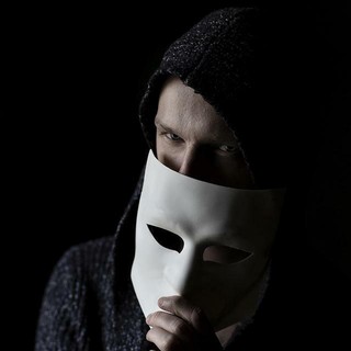 Voci clonate e finti messaggi bancari, così i truffatori colpiscono chi resta solo a casa