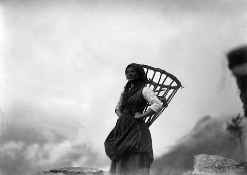 Foto d’archivio e i mestieri d’un tempo: la portatrice di pietre nella Valle di Andorno - Copyright Fondazione Sella 2024.