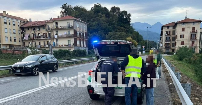 Biella, auto abbatte un cartello in via Oremo: una persona ferita - Servizio di Massimo Giacobbe Biella, auto abbatte un cartello in via Oremo: una persona ferita - Servizio di Massimo Giacobbe