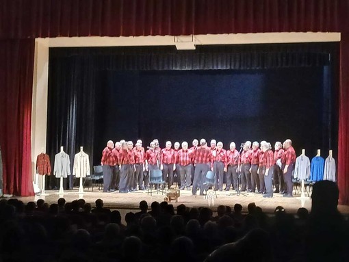 Il coro La Campagnola a Cossato alla presentazione di "Solo per una camicia"