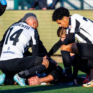 Biellese, Menabò in attesa di intervento e Colletta distorsione al ginocchio, foto Biellese 1902