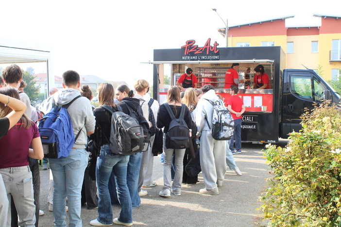 Il Liceo del Cossatese e Valle Strona accoglie PizzAutoBus: inclusione e pari opportunità Il Liceo del Cossatese e Valle Strona accoglie PizzAutoBus: inclusione e pari opportunità