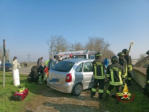 Auto contro la spalletta del ponte del Canale Cavour: cinque feriti intrappolati tra le lamiere