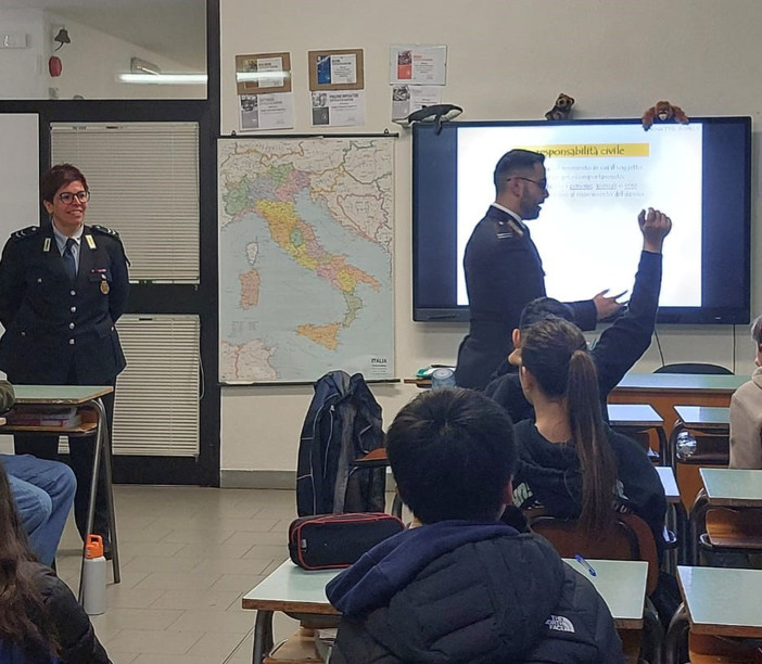 Gaglianico, Polizia Locale e Carabinieri incontrano gli studenti: focus su legalità e bullismo