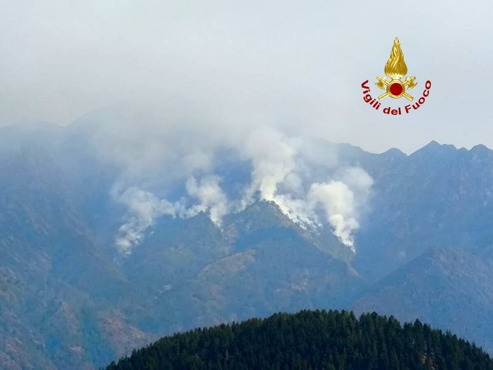 Incendio sul Monte Barone, tre settori presidiati: sorvoli verso il Bivacco Cascinetta Incendio sul Monte Barone, tre settori presidiati: sorvoli verso il Bivacco Cascinetta