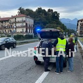 Biella, auto abbatte un cartello in via Oremo: una persona ferita - Servizio di Massimo Giacobbe Biella, auto abbatte un cartello in via Oremo: una persona ferita - Servizio di Massimo Giacobbe