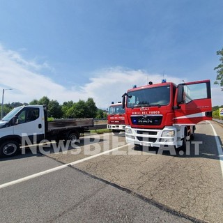 Mottalciata, per evitare l’incendio del mezzo, si libera del carico in fiamme