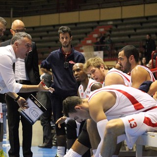 Il coach Galli con i suoi giocatori Il coach Galli con i suoi giocatori