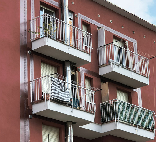 Chiavazza, un lettore: "Palazzina andata a fuoco abbandonata". Atc: "Ripristino in corso" Chiavazza, un lettore: "Palazzina andata a fuoco abbandonata". Atc: "Ripristino in corso"