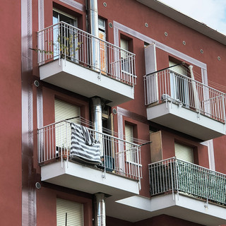 Chiavazza, un lettore: "Palazzina andata a fuoco abbandonata". Atc: "Ripristino in corso"