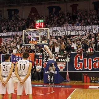 La commozione del Palaforum per l'ultimo saluto a Spia FOTOGALLERY