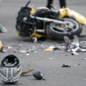 Buca sulla strada, motociclista finisce a terra lungo la Super (foto di repertorio)