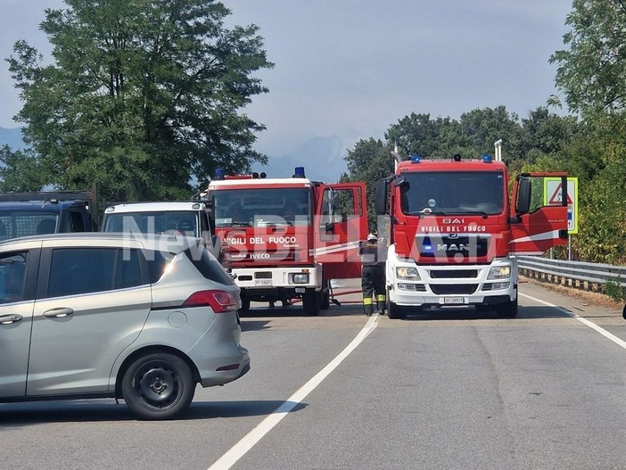 Carico in fiamme sulla tangenziale di Mottalciata, chiusa la SS 232 - Foto Stefania Zorio Carico in fiamme sulla tangenziale di Mottalciata, chiusa la SS 232 - Foto Stefania Zorio