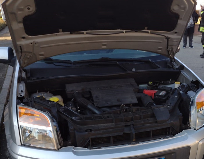 Strona, fumo da un'auto in sosta, intervengono i Vigili del Fuoco , foto archivio Strona, fumo da un'auto in sosta, intervengono i Vigili del Fuoco , foto archivio